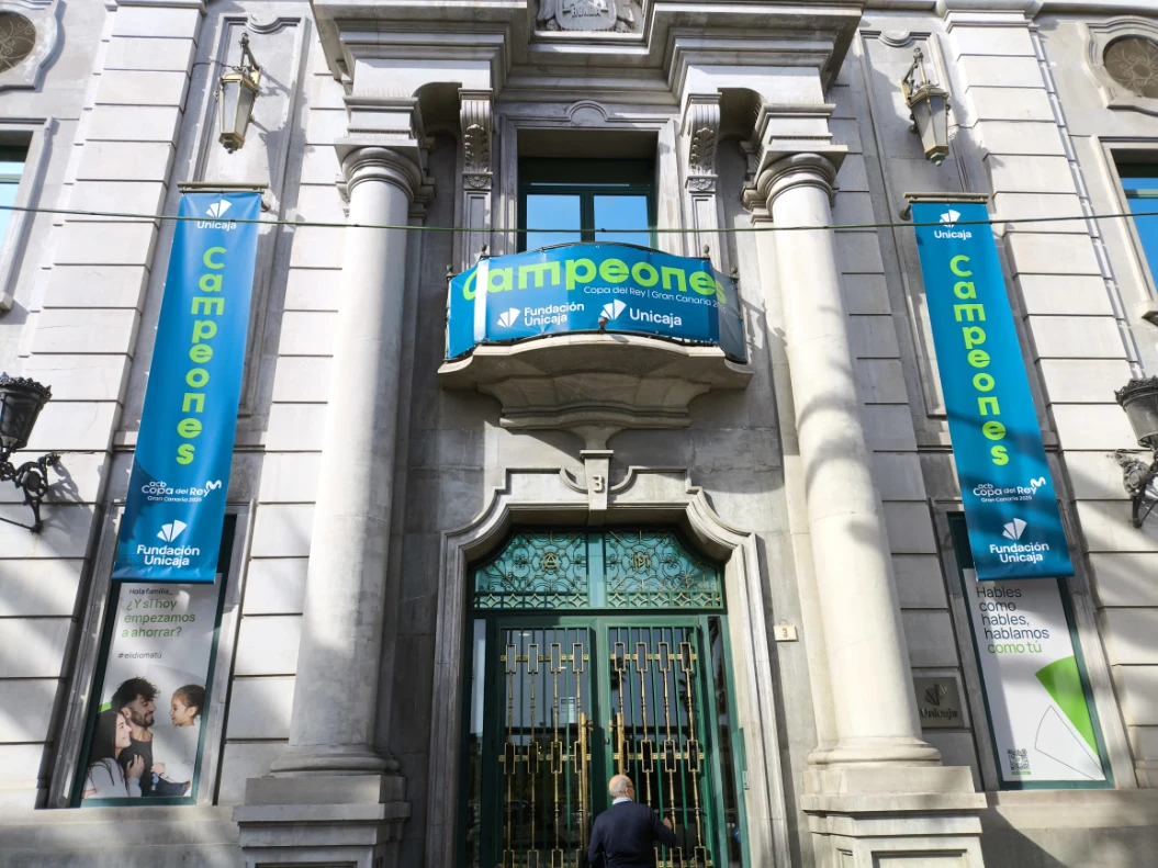 Ejemplo de lonas publicitarias para publicidad exterior