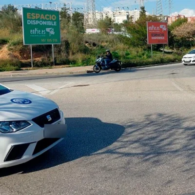 Valla publicitaria en rotonda