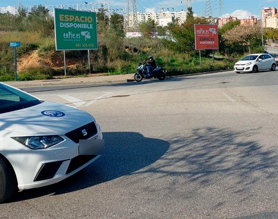 Valla publicitaria en rotonda